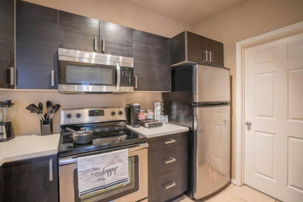 Modern 2br Oasis Pool, Gym & Parking Near Airport Lejlighed
