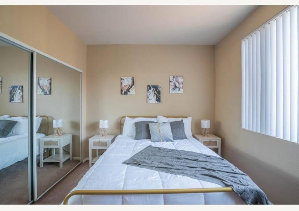Modern 2br Oasis Pool, Gym & Parking Near Airport Lejlighed