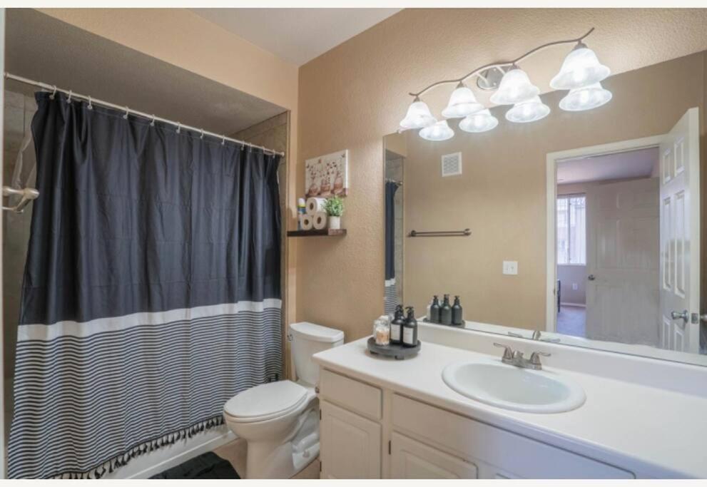 Modern 2br Oasis Pool, Gym & Parking Near Airport * Phoenix